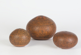 1013.  Tres calabazas decorativas con trabajo de burilada desbastada.Perú Valle del Mantaro, S. XIX