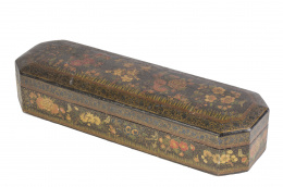 626.  Caja en papier mâche, decorada con flores.Cachemira, h. 1880
