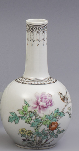 1248.  Jarrón en porcelana esmaltada con motivos vegetales y ave.China, época de la República (1912-1949)