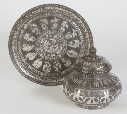 630.  Depósito con plato en metal Bidri.Dinastia Mughal, India, S. XVIII.