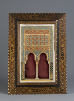 1110.  Reducción de puerta de la Alhambra en yeso policromado y marco en taracea, pp. del S. XX.
