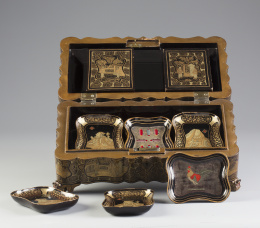 594.  Caja de juego de madera lacada y dorada.Trabajo cantonés para la exportación, h. 1850.