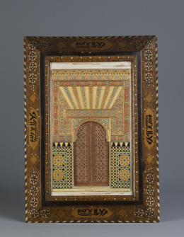 1109.  Reducción de puerta de la Alhambra en yeso policromado y marco en taracea, pp. del S. XX.