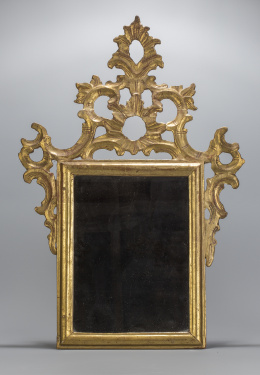 1071.  Cornucopia Carlos III de madera estucada, tallada y dorada.Trabajo español, S. XVIII.