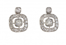344.  Pendientes de brillantes estilo Art-Decó con brillante de talla antigua rodeado por marco cuadrangular de brillantes