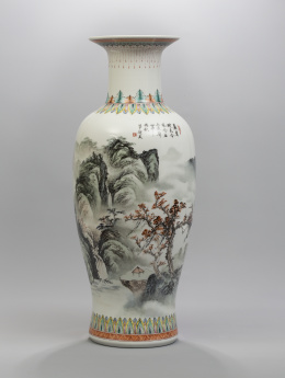 1043.  Jarrón en porcelana esmaltada con decoración de paisaje.China, época de la República (1912-1949)