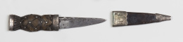 1130.  Cuchillo de liga escocés, mango de madera tallada, formando un sogueado y plata, S. XIX