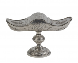 517.  Naveta en plata, decoración repujada con espejos y reticulado en la tapa.Trabajo italiano?, S. XVIII