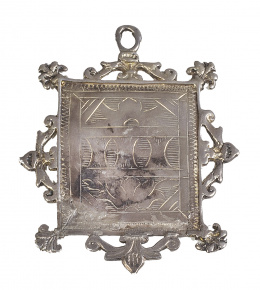 1000.  Patena o medallón en plata con decoración grabada, rematada por florones.Trabajo español, S. XVII.