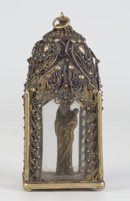 526.  Capilla-relicario con Virgen con Niño, con cuatro vitrales, en filigrana de plata sobredorada.Trabajo español, S. XVIII - XIX.