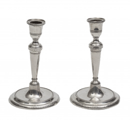 516.  Pareja de candeleros de plata en su color decorados con contarios y cenefa decorativa vegetal. Con marcas. Madrid, 1807.