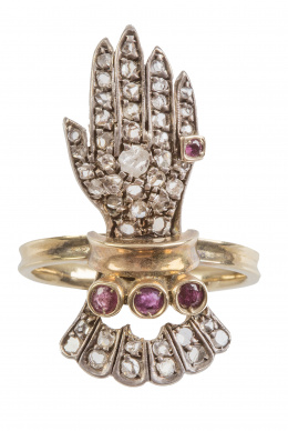 3.  Sortija lanzadera de pp. S. XX en forma de guante cuajada de diamantes con anillo y remate de puño de rubíes