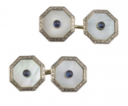 108.  Gemelos dobles Art-Decó de piezas octogonales de nácar, con cabuchón central de zafiro