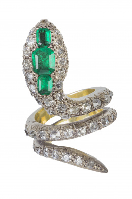 334.  Sortija años 30 en diseño de serpiente cuajada de brillantes con tres esmeraldas alineadas en la cabeza