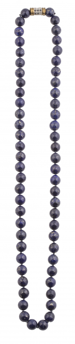 278.  Collar de cuentas esféricas de lapislázuli de 10 mm con cierre en metal dorado