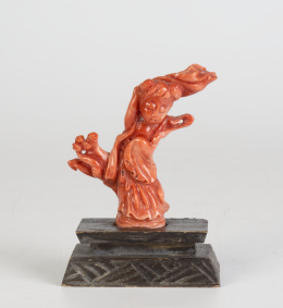 1182.  Figura de niña en coral rojo tallado.Trabajo chino, ffs. del S. XIX-pp. del S. XX.