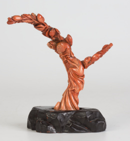 1183.  Figura de anciano en coral rojo tallado.Trabajo chino, ffs. del S. XIX-pp. del S. XX.