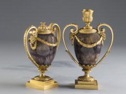 696.  Pareja de "cassolettes"  o "Candle vases", Jorge III en "Blue John" montados en bronce dorado, a la manera de Matthew Boulton.Inglaterra, ffs. del S. XVIII.