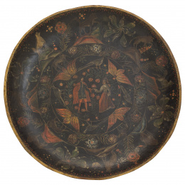 1160.  Batea, soporte de madera en laca o "maque", decorada con vegetación, animales y una escena galante en el centro.Trabajo novohispano, México, S. XVIII