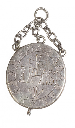 531.  Caja-relicario en plata, con decoración grabada, lleva las inscripciones “IHS” y "AVE MARIA".Trabajo español, S. XVII