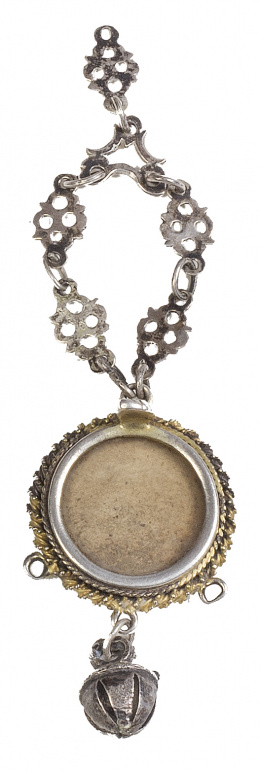1003.  Relicario con amuleto con marco de plata sobredorada a cordoncillo y cascabel inferior, S. XVII