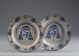 723.  Pareja de platos en cerámica esmaltada en azul con inscripción de "N. rmo. P. Prior F. José de la Cruz", prior del Monasterio de El EscorialTalavera, h.1830.