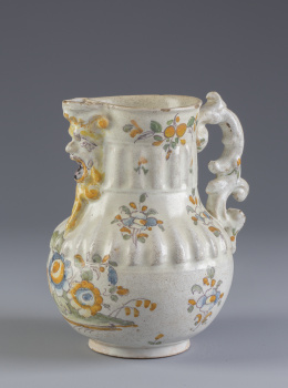 724.  Jarro de cerámica esmaltada con flores y boca con máscara.Talavera, sigue la serie alcoreña S. XVIII