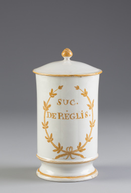 726.  Bote con tapa en céramica esmaltada en ocre con la inscripción "Suc. de Reglis".Alcora, S. XIX