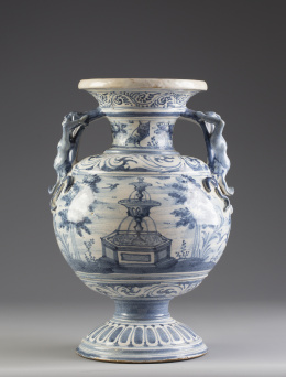539.  Ánfora de cerámica esmaltada de la serie azul, decorada con fuente y asas modeladas con forma de figuras masculinas.Talavera, S. XVII.