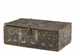 910.  Caja policromada con decoración de aves, motivos florales y cazadores.Trabajo angloindio c. 1800