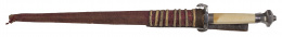 1127.  Daga con empuñadura en hueso con veneras de acero, S. XVIII-XIXCon funda de tela y cordón.