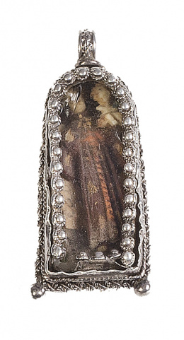 528.  Capilla en plata, marco rematado con cordón y ave grabada en el reverso, San Antonio y el Niño en marfil tallado y policromado en el interior, S. XVIII