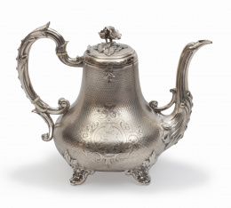 499.  Cafetera en plata con escudo, bajo corona de marqués. Con marcas ley 950.Martial Fray, Francia, ffs. del S. XIX.