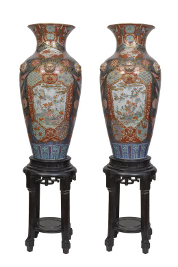 615.  Pareja de jarrones de porcelana esmaltada y dorada, cartelas con flores, y decoración floral geométrica y leones de Foo en relieve. Japón, S. XIX