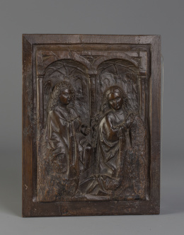 913.  Relieve en madera representando la Anunciación bajo arquitectura.Flandes, S. XV-XVI.Posiblemente parte de un retablo.