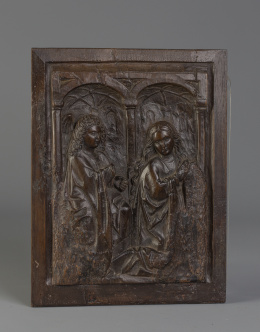 913.  Relieve en madera representando la Anunciación bajo arquitectura.Flandes, S. XV-XVI.Posiblemente parte de un retablo.