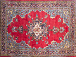 545.  Alfombra persa en lana de campo rojo.