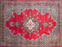 637.  Alfombra persa en lana de campo rojo.