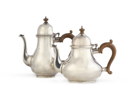 565.  Cafetera y tetera de plata con mangos de madera. Con marcas.Londres, 1958.