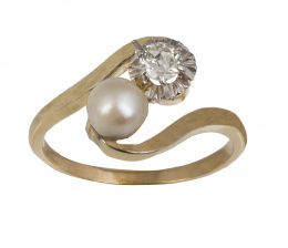 276.  Sortija tu y yo con perla y brillante de 0,22 ct aprox en montura de seis garras 