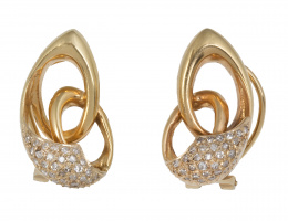 266.  Pendientes de diseño irregular con dos cintas entrelazadas y frente inferior con pavé de brillantes