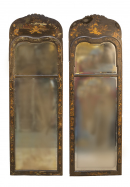 694.  Pareja de espejos reina Ana de madera lacada de verde y dorada con "chinosseries".Trabajo inglés, primer cuarto del S. XVIII