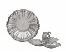 1217.  Centro de plata rematado por un cisne de la Joyería Pedro Alvarez y panera de plata, S. XX