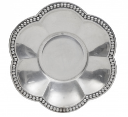 1225.  Panera de plata, perímetro decorada con contario, S. XX