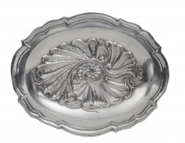 1226.  Fuente ovalada con perfil ingletado, siguiendo modelos del S. XVII.Marcada Pala.