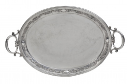 1223.  Bandeja de plata oval con flores y rocalla y espejos, pp. del S. XX.