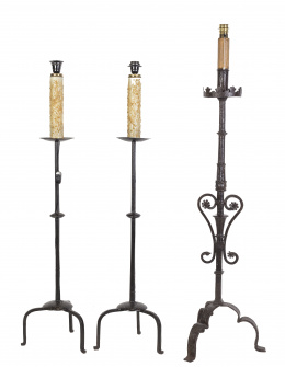 923.  Tres hacheros de hierro con pie de trípode.