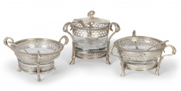 1263.  Conjunto de mostacero y dos especieros de plata y cristal. Con marcas de platero.París, (1798 - 1809).