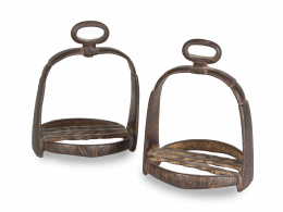 460.  Pareja de estribos en hierro con decoración de varilla retorcida.España, S. XVI.