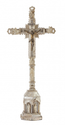 613.  Cruz en madreperla.Recuerdo de Tierra Santa, S. XIX.